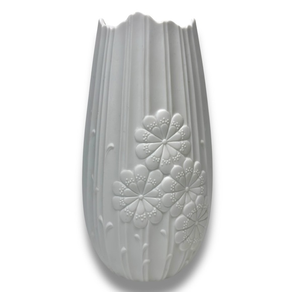 Vintage Kaiser White Bisque Porcelain Floral Pattern Jagged Edge Vase - Picture 1 of 11